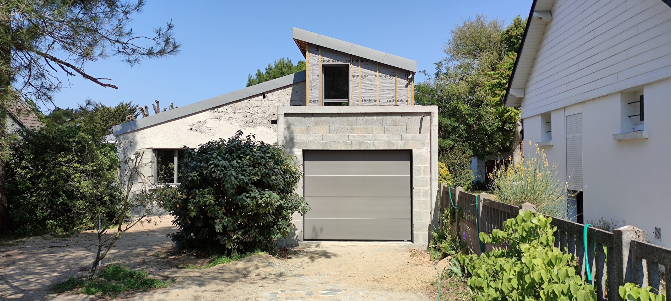 Surélever sa maison consiste à ajouter un ou plusieurs étages supplémentaires à une maison ou à un immeuble. Il s’agit en fait d’une extension “par le haut”. Elle convient à la plupart des projets de rénovation puisque la structure en bois est bien plus légère que du béton : pas de menaces, donc, sur la solidité du bâti.