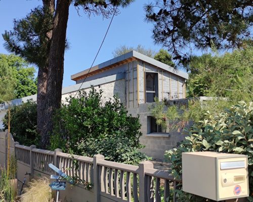 Surélever sa maison consiste à ajouter un ou plusieurs étages supplémentaires à une maison ou à un immeuble. Il s’agit en fait d’une extension “par le haut”. Elle convient à la plupart des projets de rénovation puisque la structure en bois est bien plus légère que du béton : pas de menaces, donc, sur la solidité du bâti.