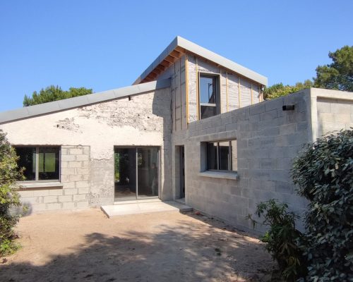 Surélever sa maison consiste à ajouter un ou plusieurs étages supplémentaires à une maison ou à un immeuble. Il s’agit en fait d’une extension “par le haut”. Elle convient à la plupart des projets de rénovation puisque la structure en bois est bien plus légère que du béton : pas de menaces, donc, sur la solidité du bâti.