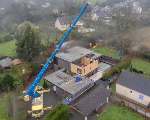 Surélever sa maison consiste à ajouter un ou plusieurs étages supplémentaires à une maison ou à un immeuble. Il s’agit en fait d’une extension “par le haut”. Elle convient à la plupart des projets de rénovation puisque la structure en bois est bien plus légère que du béton : pas de menaces, donc, sur la solidité du bâti.