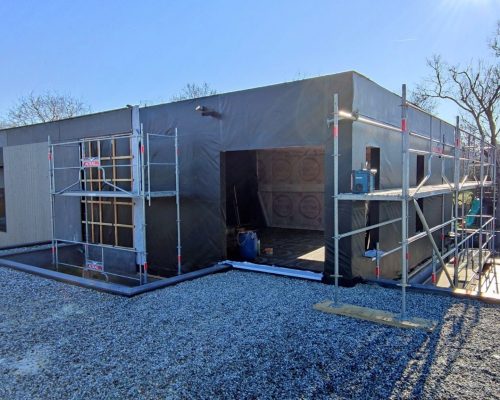 Surélever sa maison consiste à ajouter un ou plusieurs étages supplémentaires à une maison ou à un immeuble. Il s’agit en fait d’une extension “par le haut”. Elle convient à la plupart des projets de rénovation puisque la structure en bois est bien plus légère que du béton : pas de menaces, donc, sur la solidité du bâti.