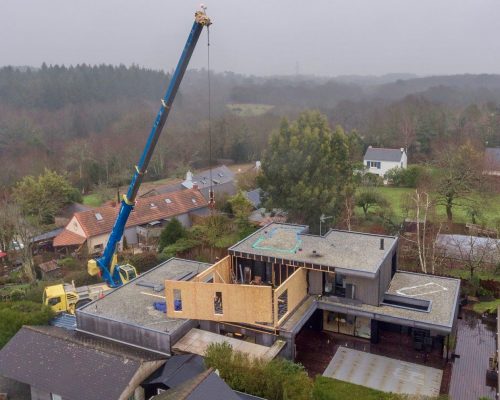 Surélever sa maison consiste à ajouter un ou plusieurs étages supplémentaires à une maison ou à un immeuble. Il s’agit en fait d’une extension “par le haut”. Elle convient à la plupart des projets de rénovation puisque la structure en bois est bien plus légère que du béton : pas de menaces, donc, sur la solidité du bâti.