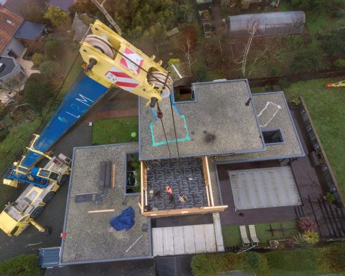 Surélever sa maison consiste à ajouter un ou plusieurs étages supplémentaires à une maison ou à un immeuble. Il s’agit en fait d’une extension “par le haut”. Elle convient à la plupart des projets de rénovation puisque la structure en bois est bien plus légère que du béton : pas de menaces, donc, sur la solidité du bâti.