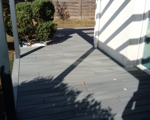 Réalisation d'une terrasse composite antidérapante, gamme atmosphère coloris gris Ushuaïa de chez Silvadec