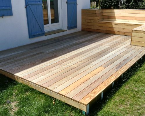 Réalisation en cours d'une terrasse en Robiner avec banquette métallique intégrée.